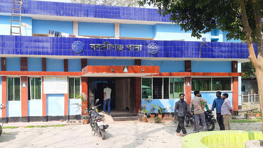 মাদক ব্যবসায়ীকে গ্রেপ্তারের পর পুলিশের ওপর হামলা